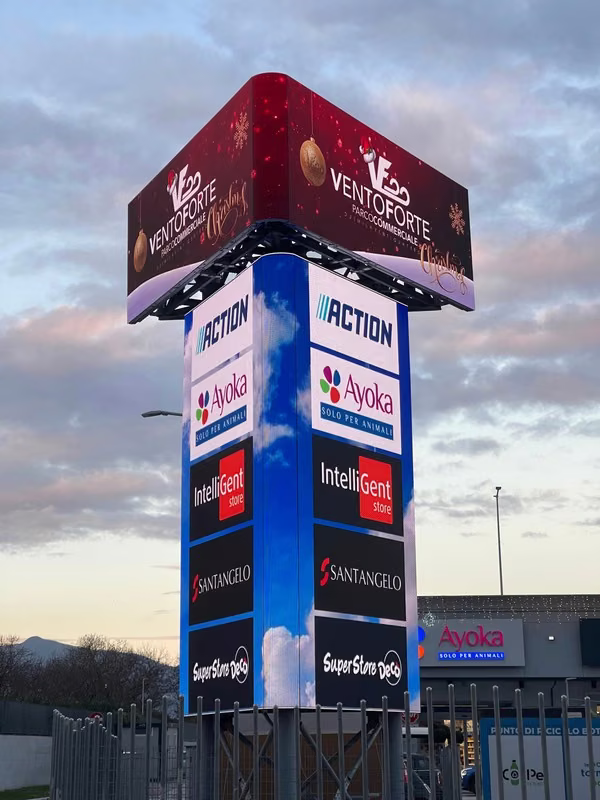 Il totem LED Wall all'ingresso di Ventoforte
